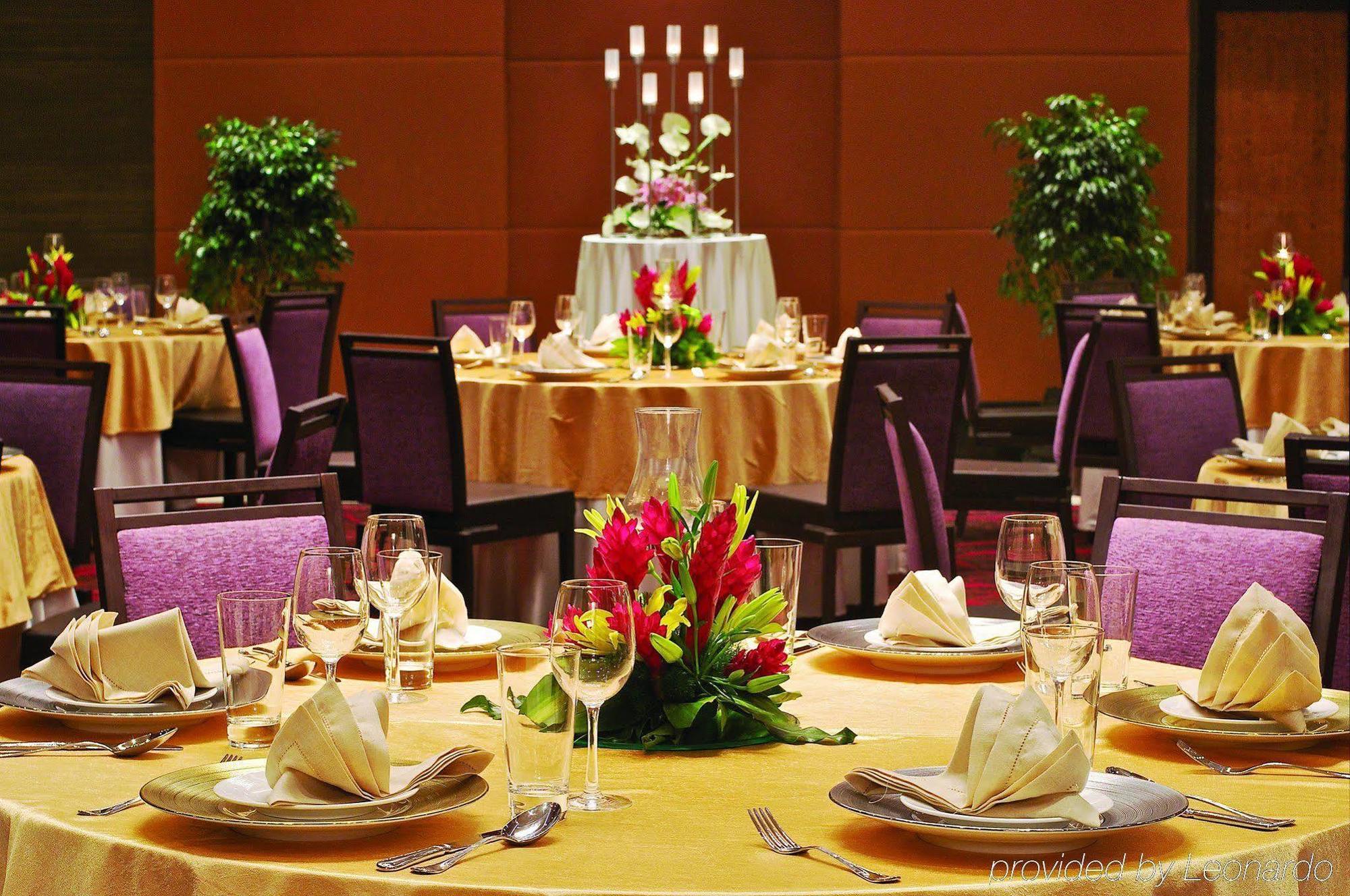 Vivanta Hyderabad, Begumpet Instalações foto A table set for a formal dinner