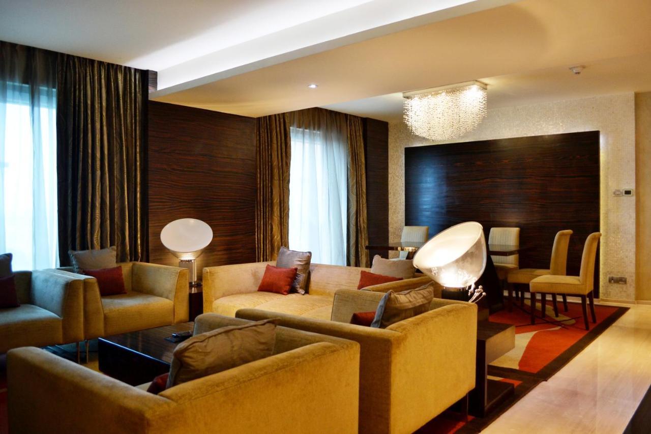 Vivanta Hyderabad, Begumpet Exterior foto The interior of a suite at the hotel